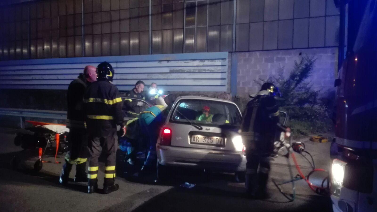 I vigili del fuoco mentre estraggono la donna dall'abitacolo 
