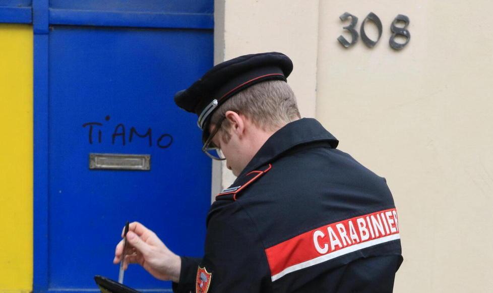 Le scrive “Ti amo”, lei chiama i carabinieri