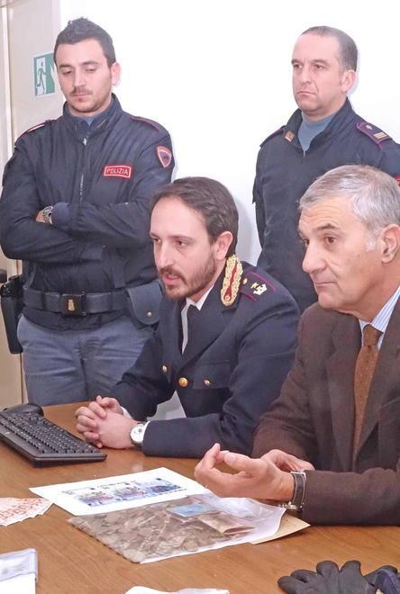 Abbraccia l’anziana, ma arriva la Volante della Polizia