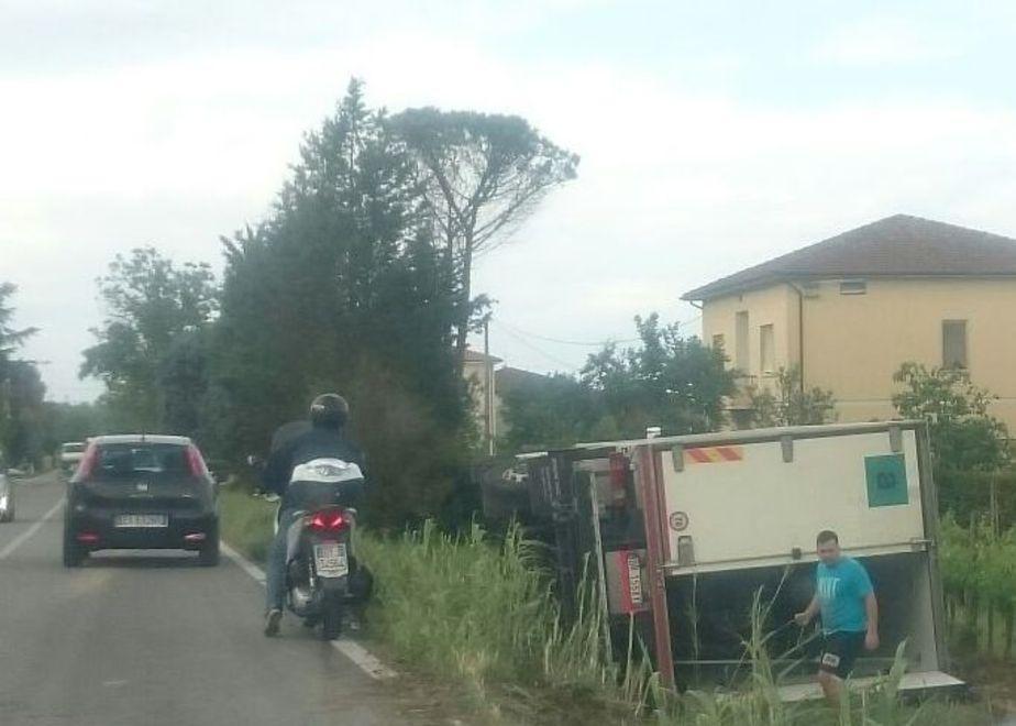 Camion si ribalta e finisce nel vigneto