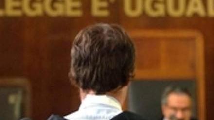«Chiusa dentro l’auto con lui addosso che mi palpeggiava»