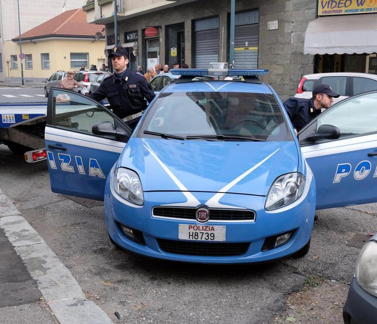 Minacciata con un coltello e rapinata in pieno giorno 