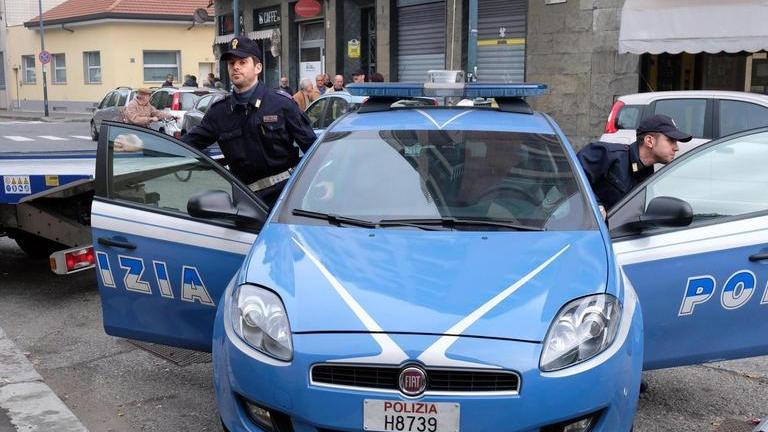 Minacciata con un coltello e rapinata in pieno giorno