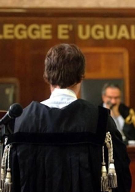 «Chiusa dentro l’auto con lui addosso che mi palpeggiava» 