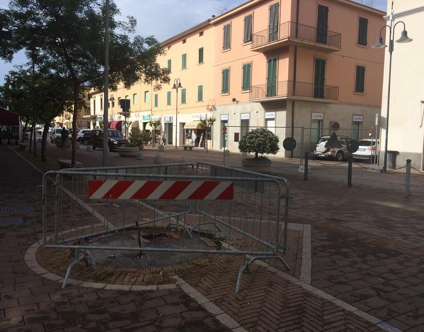 Strada chiusa nel centro I commercianti infuriati 