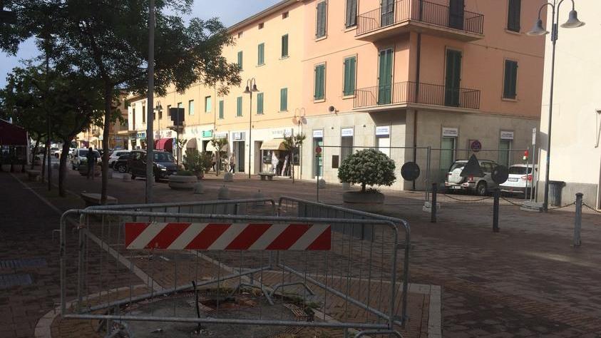 Strada chiusa nel centro I commercianti infuriati