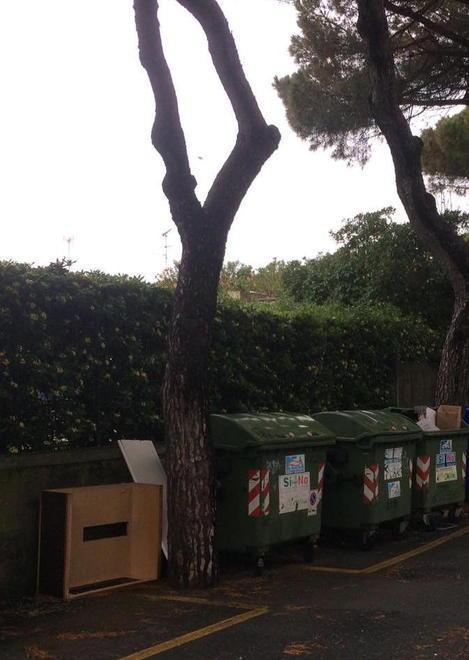 Sacchi e mobili invasione di rifiuti lungo le strade 