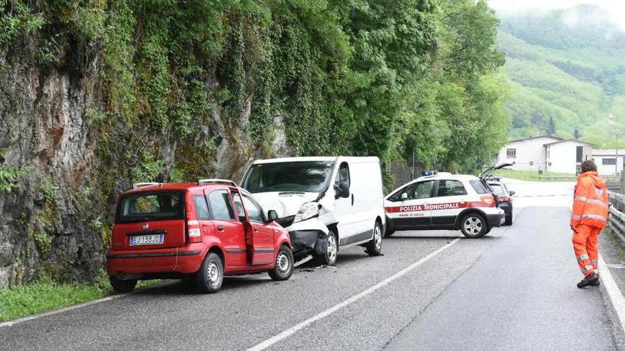 Dopo l’urto esplode una gomma della Panda