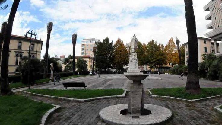 Scippa un’anziana in piazza e la fa cadere per terra
