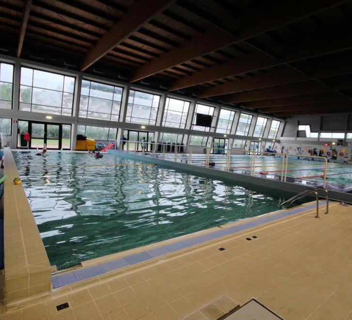 Caccia a un socio per gestire le piscine comunali 