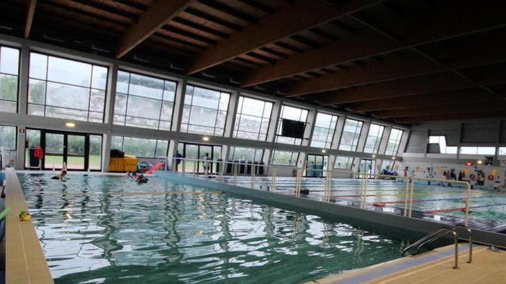 Caccia a un socio per gestire le piscine comunali