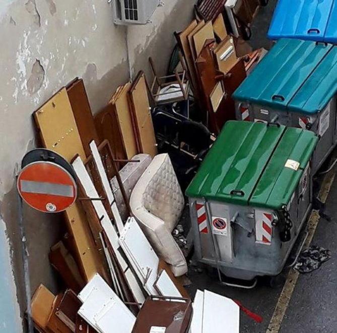 Riempiono di rifiuti i marciapiedi: multati dai vigili 