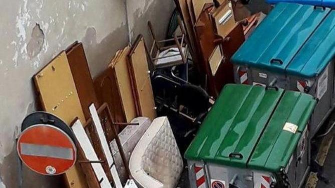 Riempiono di rifiuti i marciapiedi: multati dai vigili