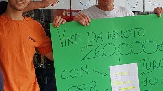 “Gratta” e vince 260mila euro alla tabaccheria Ste di Novi