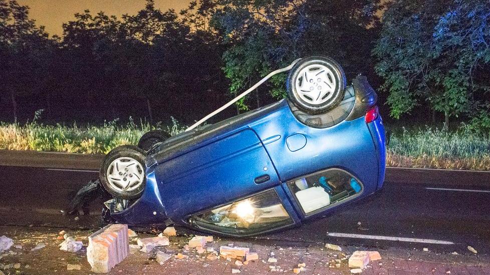 Auto finisce nel fosso e si ribalta: donna ferita in strada Albareto