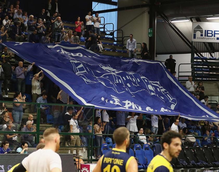 Soltanto 1.200 tifosi al palazzo ma scatenati per tutto il match