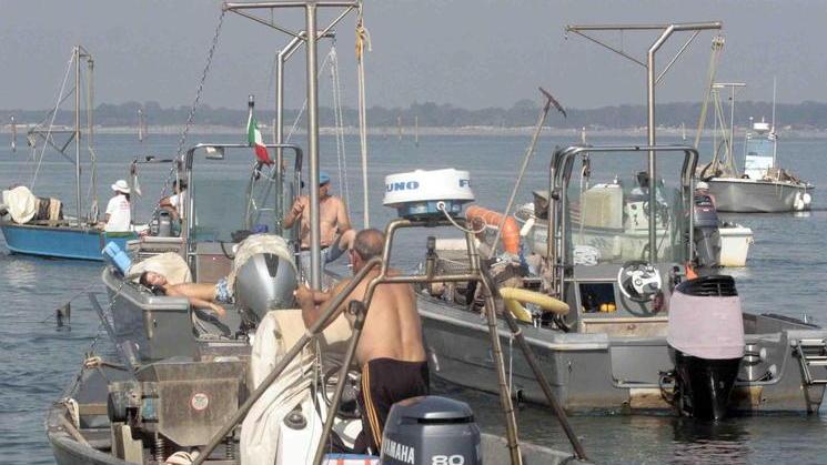 Botte tra vongolari, uno all’ospedale