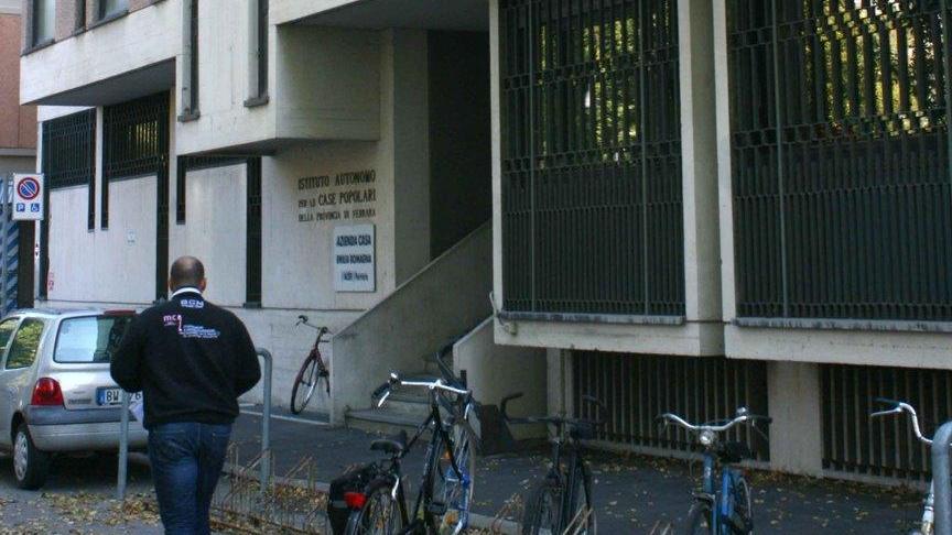 Case popolari, stretta (con dubbi) sugli stranieri