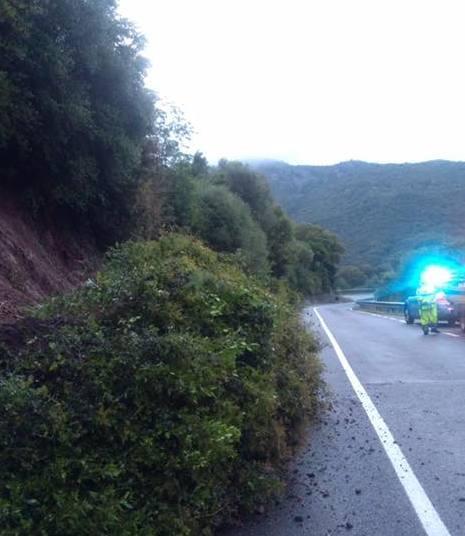 Piove a dirotto e una parete di fango frana sulla Fumosa