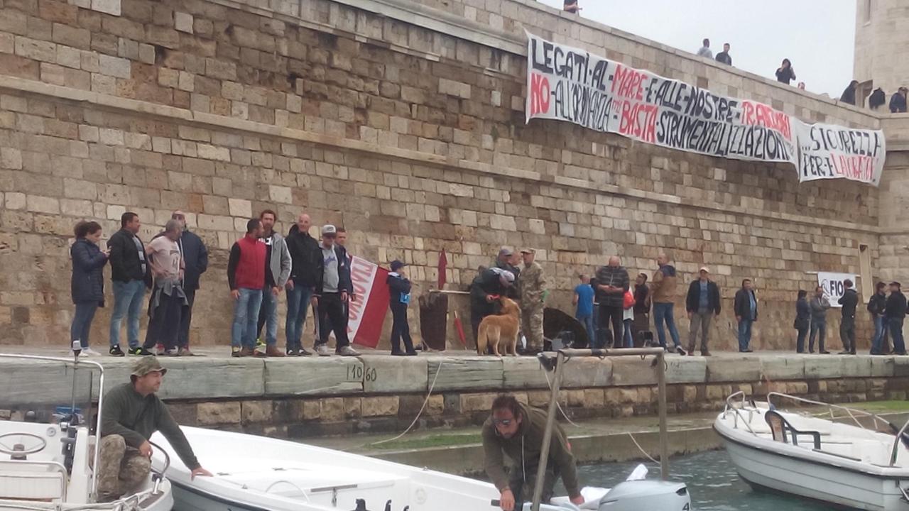 Dighe vietate alle barche, la protesta al Molo Novo: «Non toccate le tradizioni»
