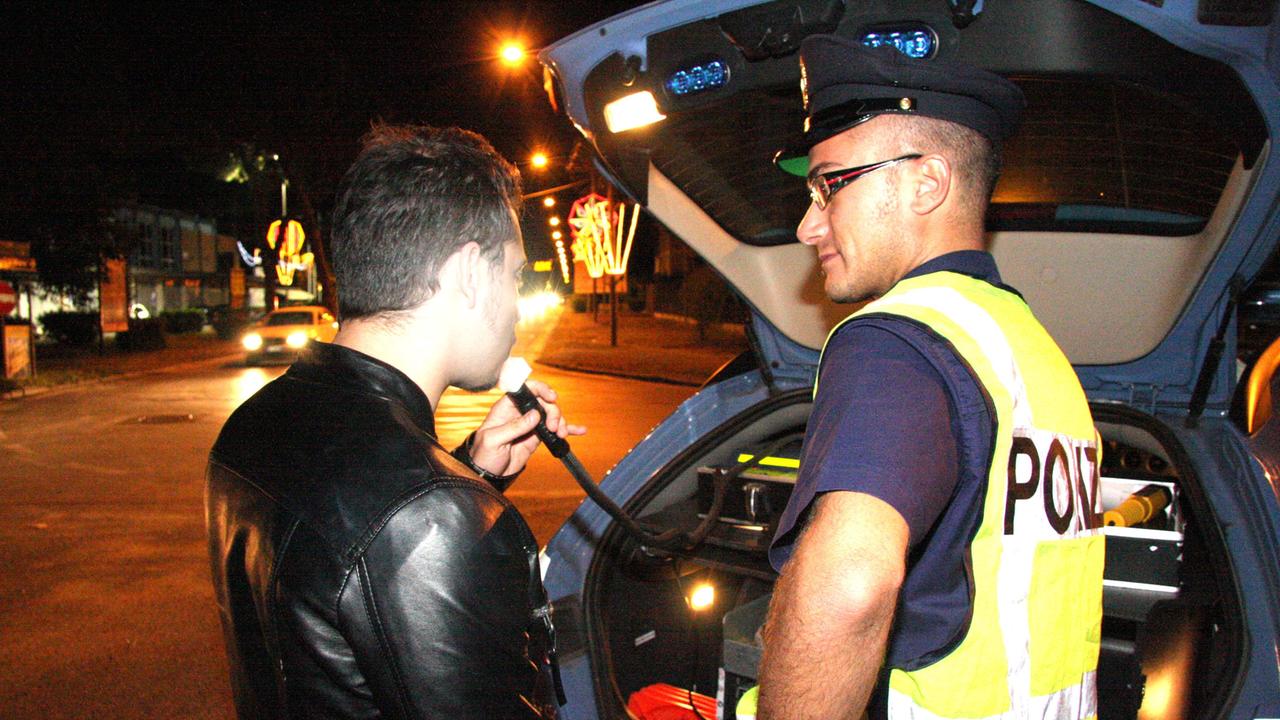 I controlli della polizia stradale con l'etilometro (archivio)