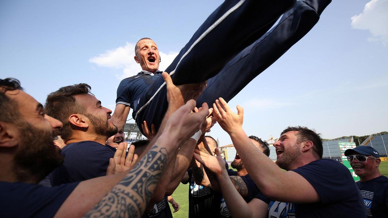 Andreazzoli portato in trionfo dei suoi giocatori (foto agenzia Carlo Sestini)