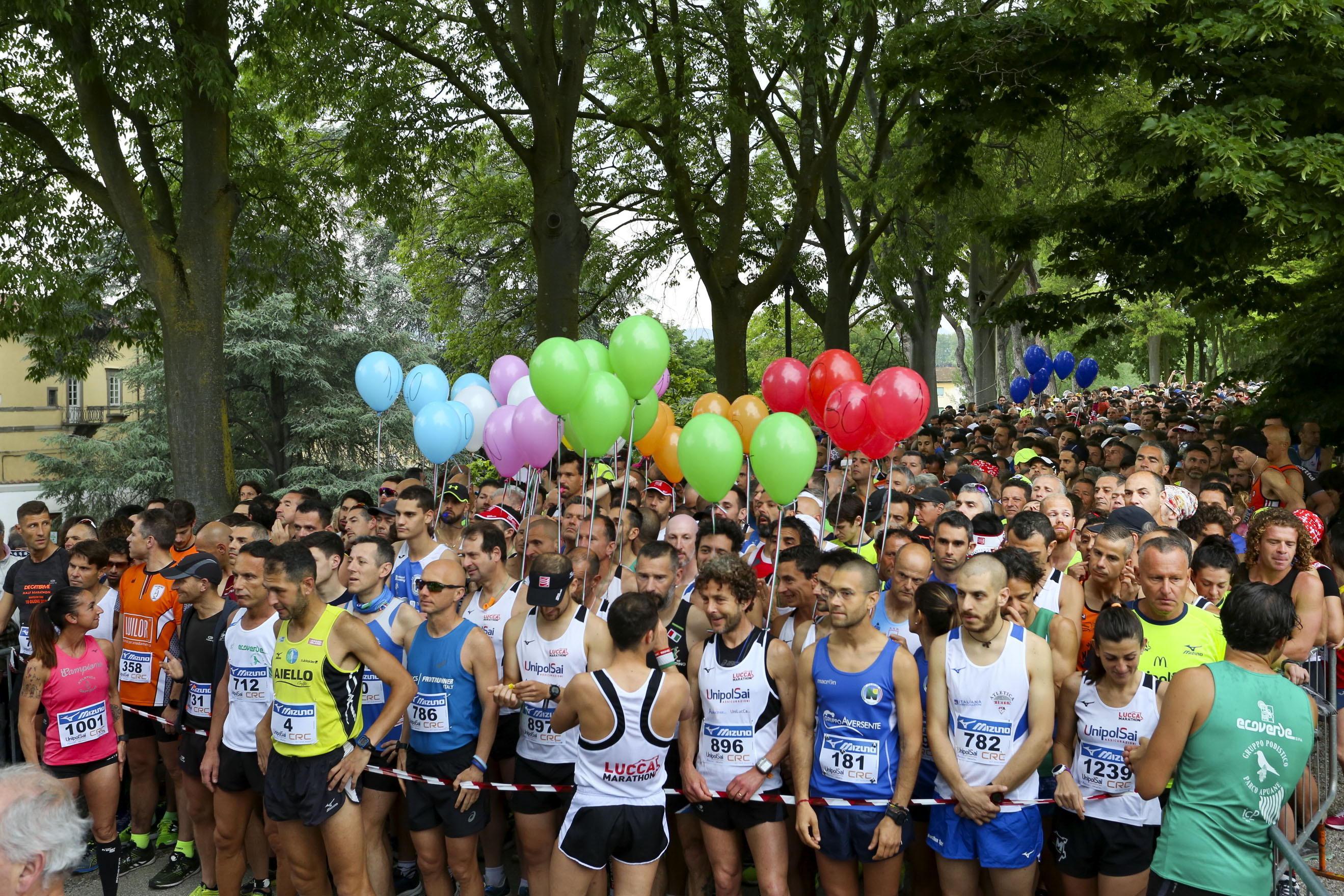 I podisti della Lucca Half Marathon al nastro di partenza