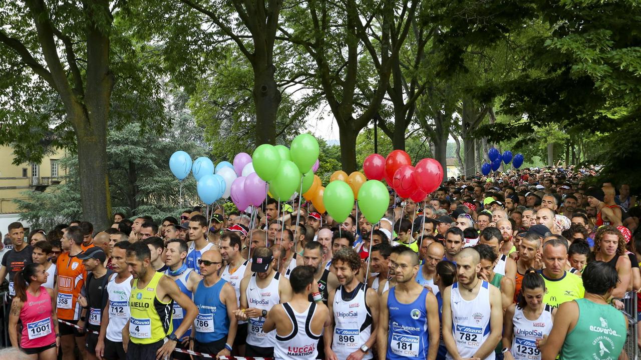 I podisti della Lucca Half Marathon al nastro di partenza