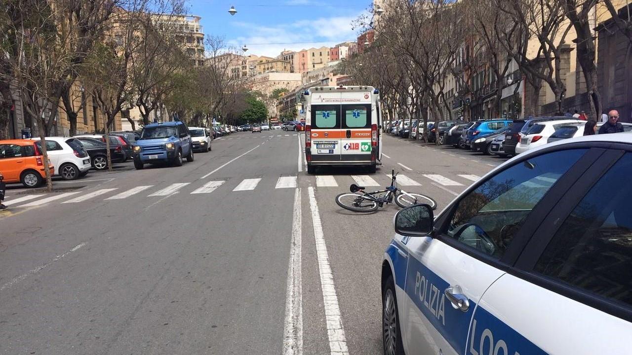 Cagliari, ciclista investito da un'auto in largo Carlo Felice 