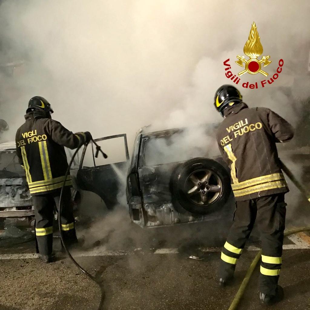 Due auto distrutte da un incendio a Villasimius