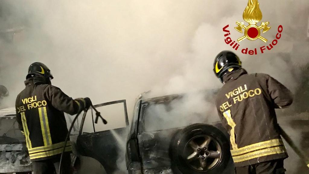 Due auto distrutte da un incendio a Villasimius