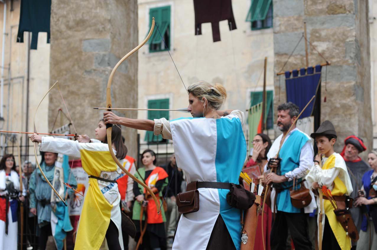 Uno scatto del palio degli arcieri al Rivellino (fotoservizio Paolo Barlettani)