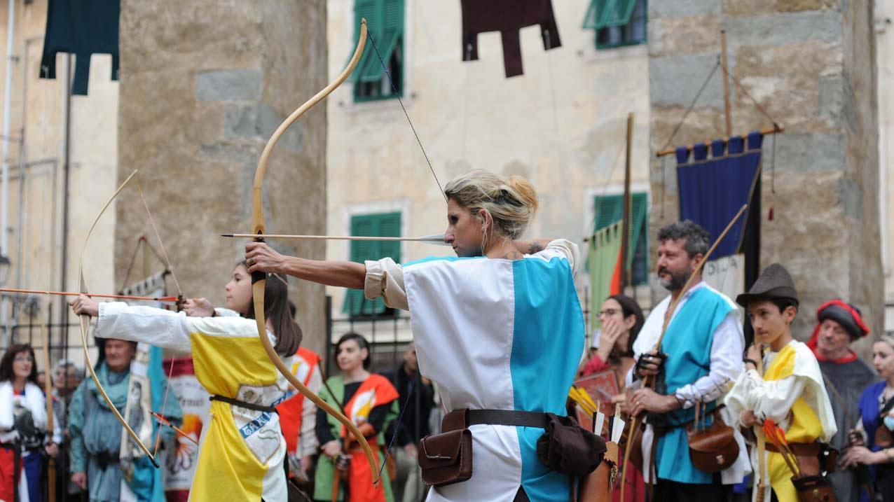 Uno scatto del palio degli arcieri al Rivellino (fotoservizio Paolo Barlettani)