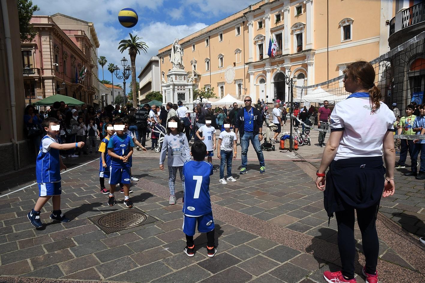 I bambini sperimentano la pallavolo