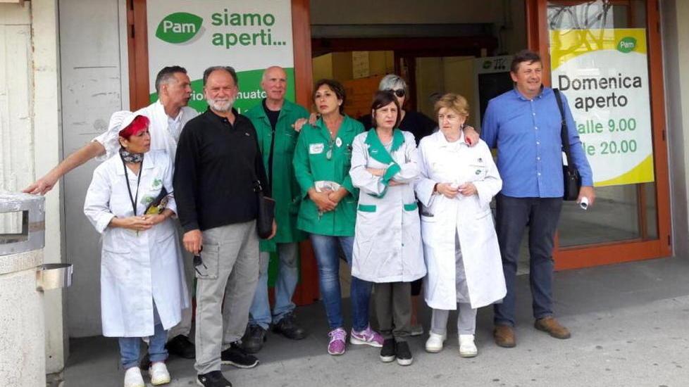 I dipendenti fuori dal supermercato Pam di Viareggio