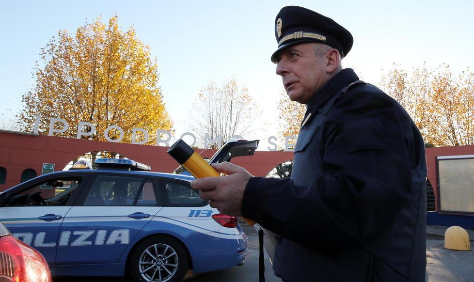 Promette il carro funebre ai poliziotti: assolto