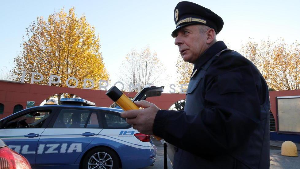 Promette il carro funebre ai poliziotti: assolto