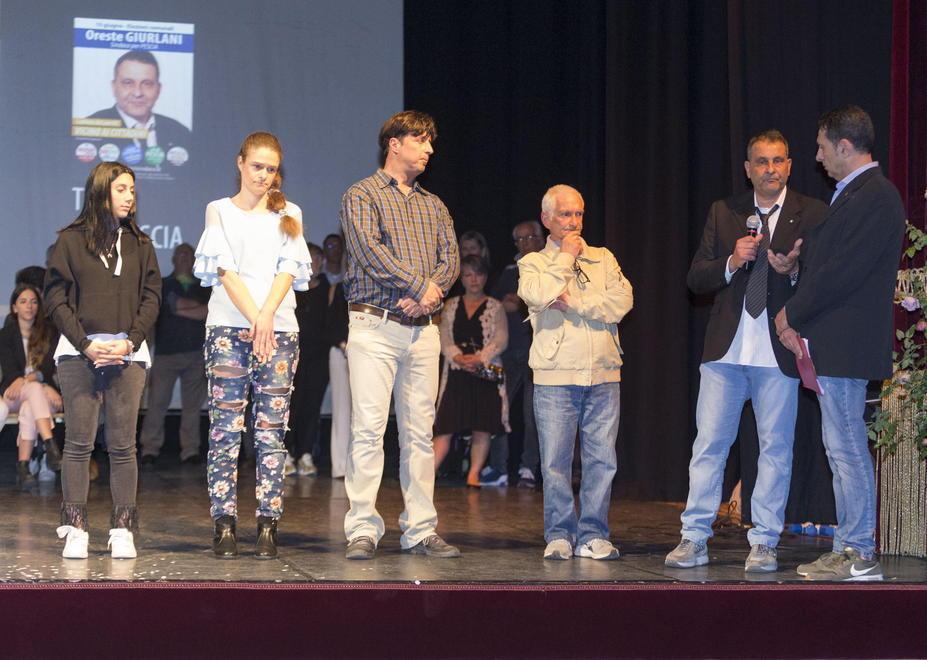 Giurlani si presenta, tra gag e battute 