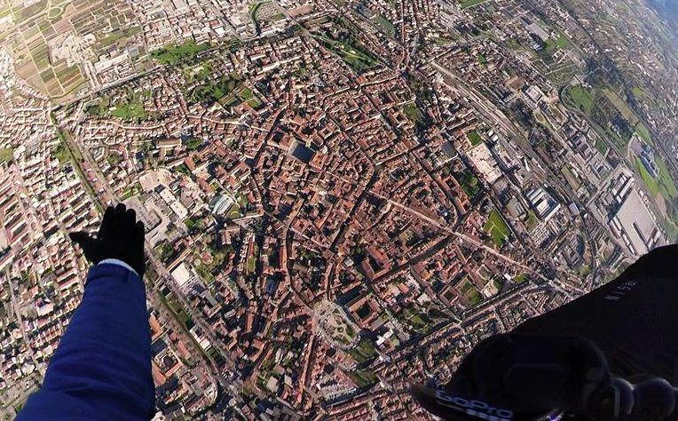 Lorenzo vive il suo sogno «Con il parapendio in volo sopra la mia città» 
