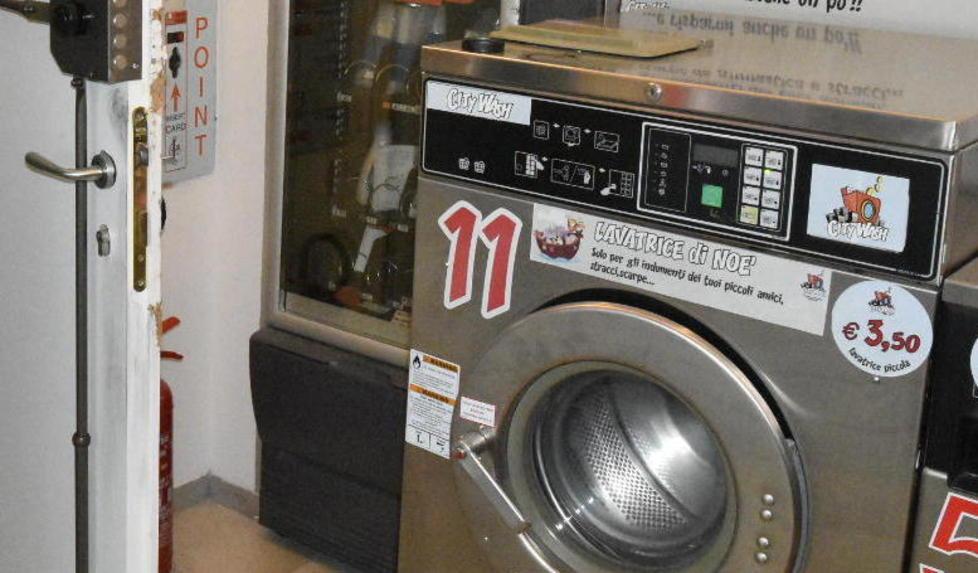 Furto in una lavanderia a gettoni nella notte