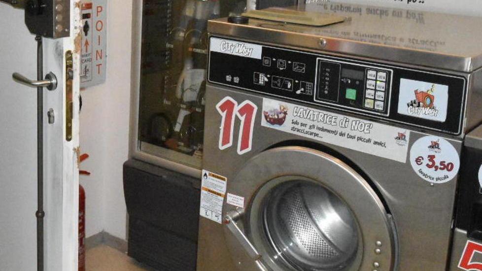 Furto in una lavanderia a gettoni nella notte