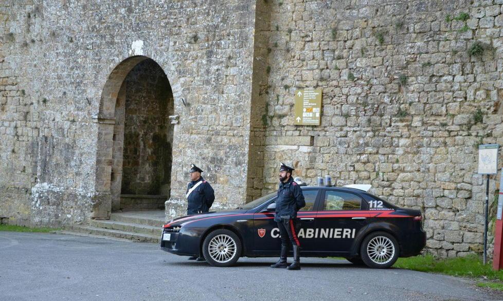 Rubano in casa e fuggono con il camper