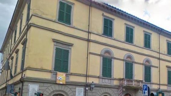 Cade l’anta di una finestra per fortuna senza feriti