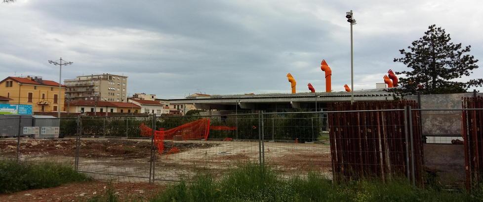 Nel centro uno slalom fra i cantieri 
