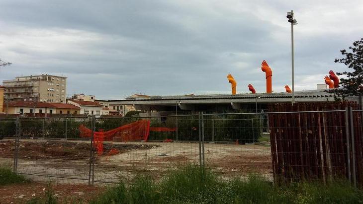 Nel centro uno slalom fra i cantieri