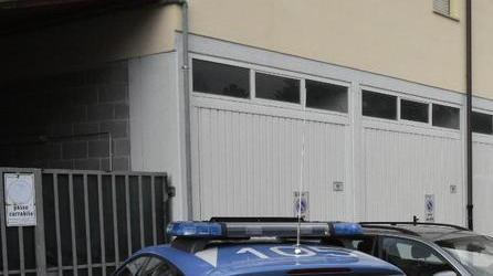Scappa dal bar e getta via la droga