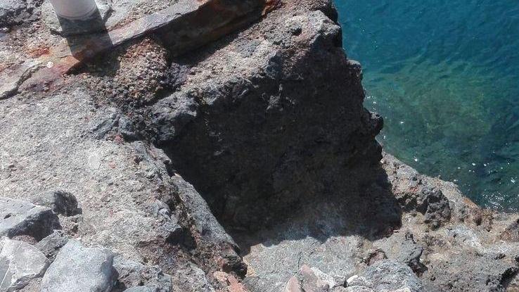 Cade appena sbarcata sul molo di Giannutri