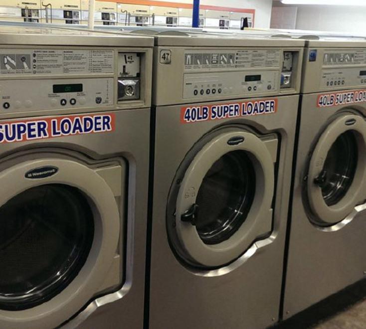 Assalto allo Speedy wash, rubati soldi dalle lavatrici 