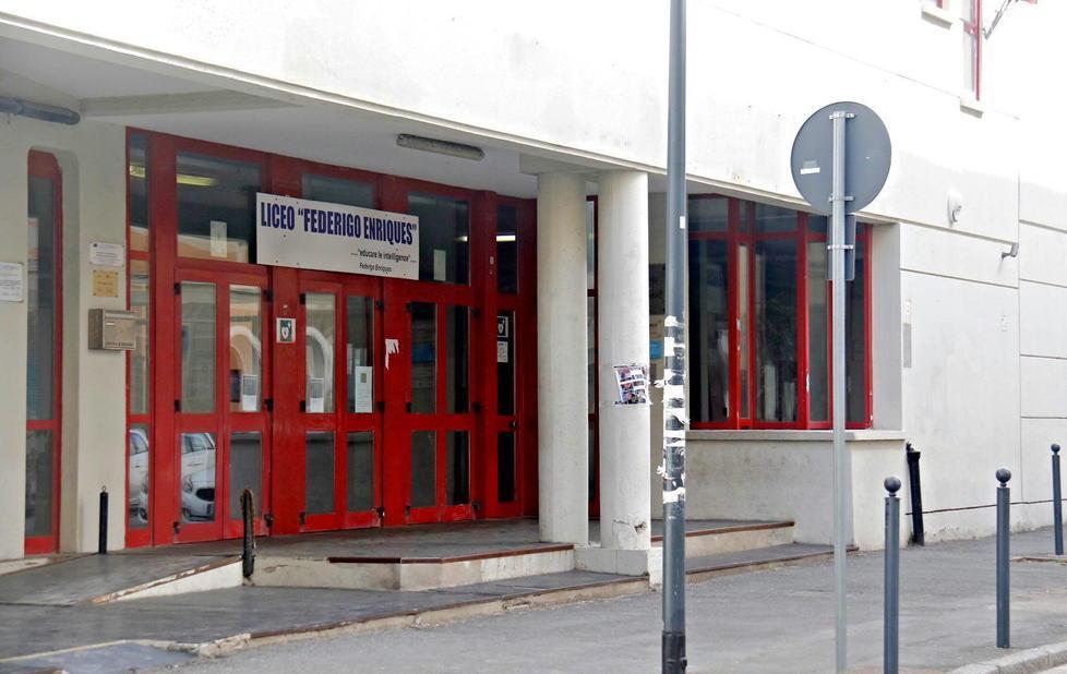 Gli studenti del liceo Enriques scendono in piazza e manifestano: «Sì alla succursale» 