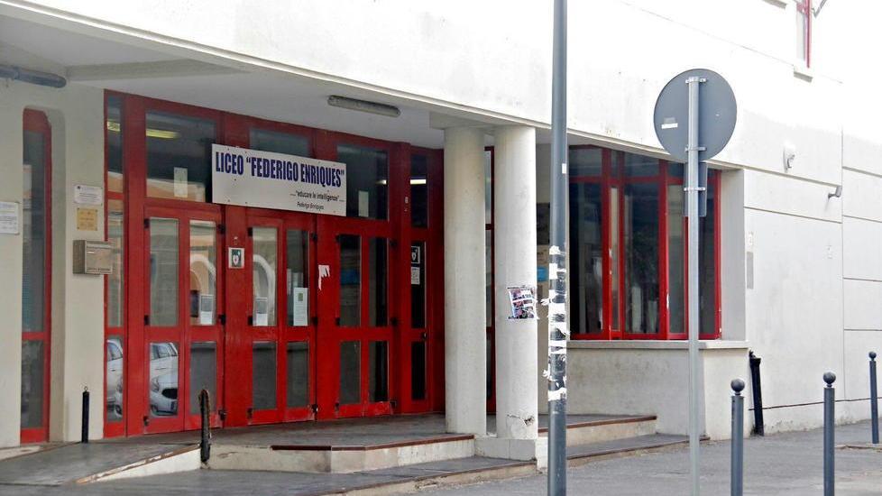 Gli studenti del liceo Enriques scendono in piazza e manifestano: «Sì alla succursale»